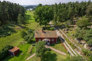 una vista aérea de una casa pequeña en un campo en Året runt i väldigt härlig natur Bo på lantgård, en Rimforsa