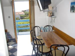 Televízia a/alebo spoločenská miestnosť v ubytovaní Apartment in Sucuraj with sea view, balcony, air conditioning, WiFi 3560-2