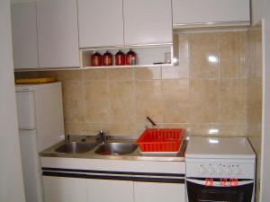 Kuchnia lub aneks kuchenny w obiekcie Apartment in Novalja with sea view, terrace, WiFi 3572-2