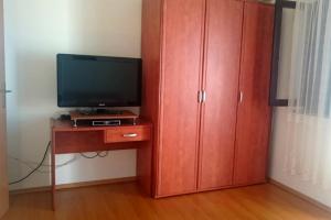 telewizor na drewnianym stojaku obok szafki w obiekcie Apartment in Novalja with sea view, terrace, WiFi 3572-2 w Novalji