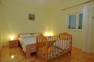 une chambre avec deux berceaux et un lit et une fenêtre dans l'établissement Holiday house in Tri Porte Potirna with sea view, terrace, air conditioning, WiFi 39-1, à Potirna