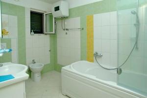 une salle de bains avec douche, toilettes et lavabo dans l'établissement Holiday house in Tri Porte Potirna with sea view, terrace, air conditioning, WiFi 39-1, à Potirna 28 autres photos