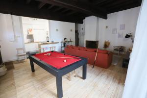 ein Wohnzimmer mit einem roten Billardtisch. in der Unterkunft Le Thiou 3 étoiles - Charmant & Authentique, Au Cœur de la Vieille Ville, Billard, 6 personnes in Annecy