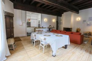 ein Wohnzimmer mit einem weißen Tisch und einem roten Sofa in der Unterkunft Le Thiou 3 étoiles - Charmant & Authentique, Au Cœur de la Vieille Ville, Billard, 6 personnes in Annecy