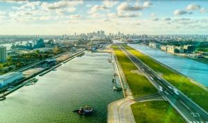 una vista aerea di un fiume con una città di City airport serviced apartment London a Londra