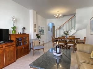 salon z kanapą i jadalnią w obiekcie Penthouse Clavero Casasol w mieście Nerja