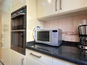 Kuchnia lub aneks kuchenny w obiekcie Penthouse Clavero Casasol