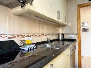Kuchnia lub aneks kuchenny w obiekcie Penthouse Clavero Casasol