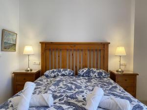 Łóżko lub łóżka w pokoju w obiekcie Penthouse Clavero Casasol