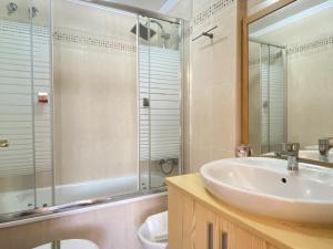łazienka z umywalką i przeszkloną kabiną prysznicową w obiekcie Penthouse Clavero Casasol w mieście Nerja