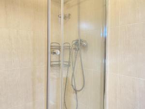 kabina prysznicowa ze szklanymi drzwiami w łazience w obiekcie Penthouse Clavero Casasol w mieście Nerja +27 zdjęć
