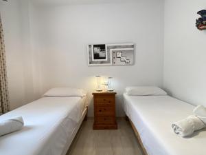 Łóżko lub łóżka w pokoju w obiekcie Penthouse Clavero Casasol