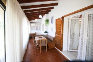 ペドレゲールにあるLa Sella PEのテーブルと椅子、窓が備わる客室です。
