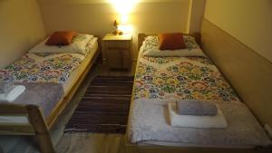 KamiannaにあるMiodowe Zaciszeの小さな部屋にベッドが2つあり、
