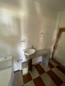 uma casa de banho com um lavatório e um WC em älanacasadeplaya em San Bernardo del Viento