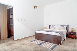 1 dormitorio con 1 cama grande con marco de madera en Riverside Mount Simpson - Seychelles Island en Mahe