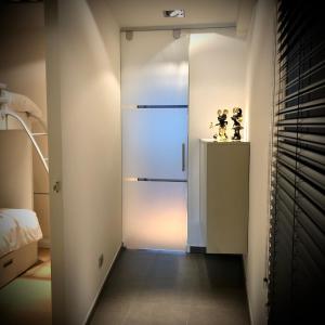 un pasillo con puerta a un dormitorio en Appartement Sunny home Deluxe en Knokke-Heist