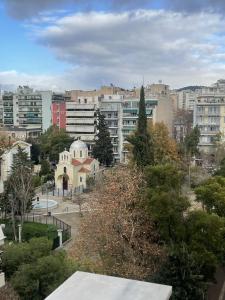 Blick auf eine Stadt mit Gebäuden und Bäumen in der Unterkunft WUKELA APARTMENTS in Athen