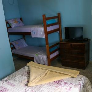 Двухъярусная кровать или двухъярусные кровати в номере Pousada do Carlito