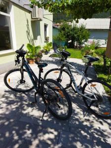duas bicicletas estacionadas uma ao lado da outra numa calçada em Apartma JERMAN - Cerknica em Cerknica