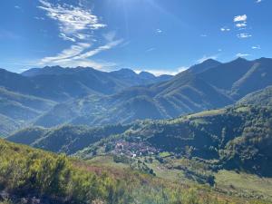 Kalnų panorama iš kalnų namelio arba bendras kalnų vaizdas