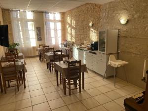 Reštaurácia alebo iné gastronomické zariadenie v ubytovaní Relais des Iles chambres d'hôtes