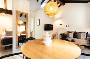 Habitación con mesa de madera y sala de estar. en Terra Ecoturismo. Casa El Nido, en La Plaza