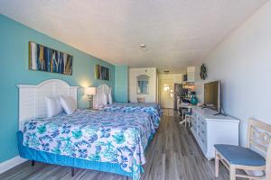 1 dormitorio con 1 cama y TV en 11th Floor Suite with Incredible Views! Sea Mist Resort 51106 - 2 Double Beds - Full Kitchen!, en Myrtle Beach