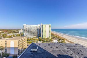 una vista aérea de un hotel y de la playa en 11th Floor Suite with Incredible Views! Sea Mist Resort 51106 - 2 Double Beds - Full Kitchen!, en Myrtle Beach