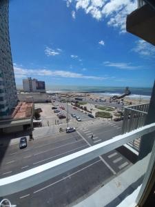 een balkon met uitzicht op een parkeerplaats en de oceaan bij Hotel King's in Mar del Plata
