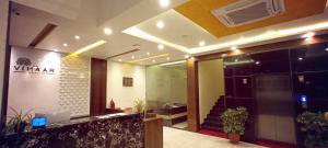 eine Lobby eines Hotels mit einer Treppe in einem Zimmer in der Unterkunft Sai Vihaar Inn & Suites in Mysore