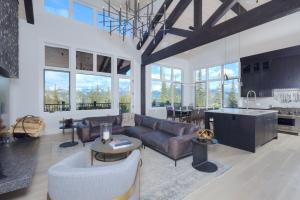 sala de estar amplia con sofá y mesa en Inspiration Point Townhome 1B, en Big Sky