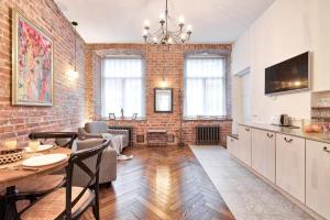 cocina y sala de estar con pared de ladrillo en Dream Stay - Modern Luxury Apartment in Old Town, en Tallin
