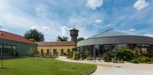 PalÃ¡rikovoにあるWellness a Relax centrum Palárikovoの時計塔を背景にした建物