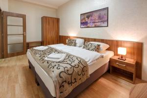 PalÃ¡rikovoにあるWellness a Relax centrum Palárikovoの部屋の中に大きなベッドがある寝室 +29枚の写真