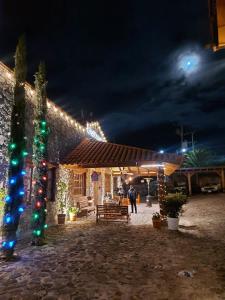 un edificio con luces de Navidad encendidas por la noche en Hotel La Casona Real, en Huasca de Ocampo