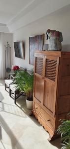 Televízia a/alebo spoločenská miestnosť v ubytovaní Costalita Seaview