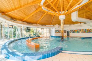 PalÃ¡rikovoにあるWellness a Relax centrum Palárikovoのウォータースライダー付きの建物内のプール