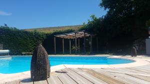 - une piscine avec une terrasse en bois à côté dans l'établissement Gites "Le Bret", à Saint-Sylvestre