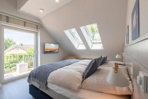um quarto com uma cama e uma grande janela em Sonne und Meer 3 em Grömitz