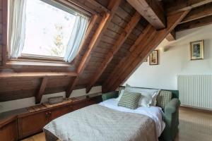 - une chambre avec un lit et une grande fenêtre dans l'établissement Asiago Millepini - Mansarda sull'Altopiano, à Asiago
