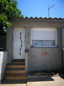 a garage door with a sign on the side of a house at Villetta da Carla in Castelló d'Empúries
