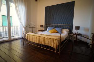 a bedroom with a bed with a blue patterned wall at Cittadella Rooms in Salerno