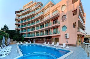The swimming pool at or close to Beachfront Apartments by Marty's