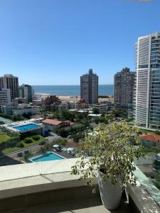 desde el balcón de un edificio con vistas a la ciudad en ARTOWER - Ocean View 1 bedroom apartment, en Punta del Este
