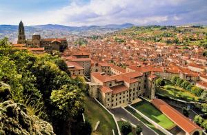 una vista aerea di una città con una chiesa di L'Orée du Pichier a Boisset
