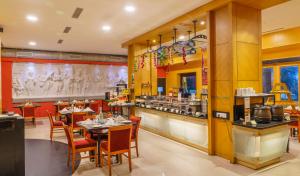 Příslušenství pro přípravu čaje a kávy v ubytování Fortune Pandiyan Hotel, Madurai - Member ITC Hotels' Group