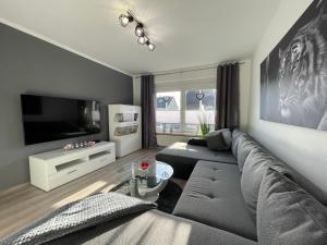 Il comprend un salon doté d'un canapé et d'une télévision à écran plat. dans l'établissement - Top Ausstattung - Kostenlos Netflix/Wifi/Parken, à Gladbeck