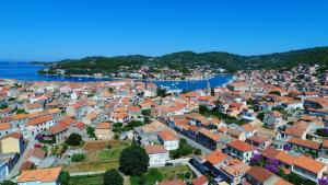 uma vista aérea de uma cidade junto à água em Apartments Sunshine Home em Vela Luka