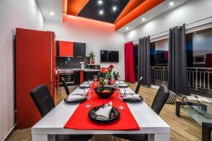 TV a/nebo společenská místnost v ubytování Apartments Sunshine Home